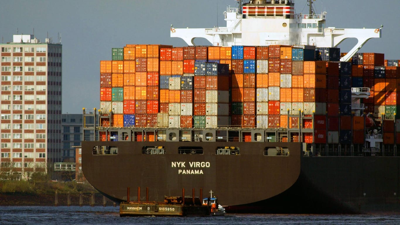 Containerschiff im Hamburger Hafen: Auch die Importe wuchsen 2017 überraschend deutlich.
