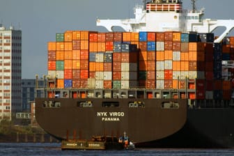 Containerschiff im Hamburger Hafen: Auch die Importe wuchsen 2017 überraschend deutlich.