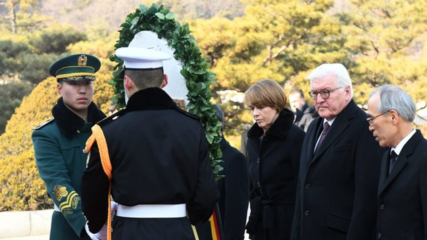 Bundespräsident Steinmeier und seine Frau Elke Büdenbender ehren auf dem Nationalfriedhof die Gefallenden Koreas mit einem Kranz.