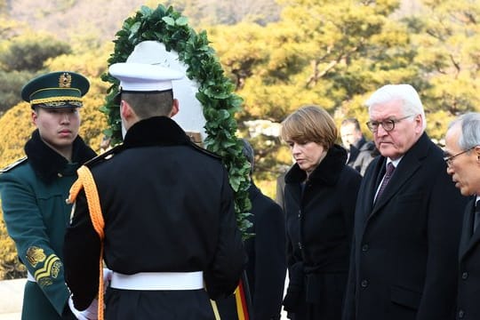 Bundespräsident Steinmeier und seine Frau Elke Büdenbender ehren auf dem Nationalfriedhof die Gefallenden Koreas mit einem Kranz.