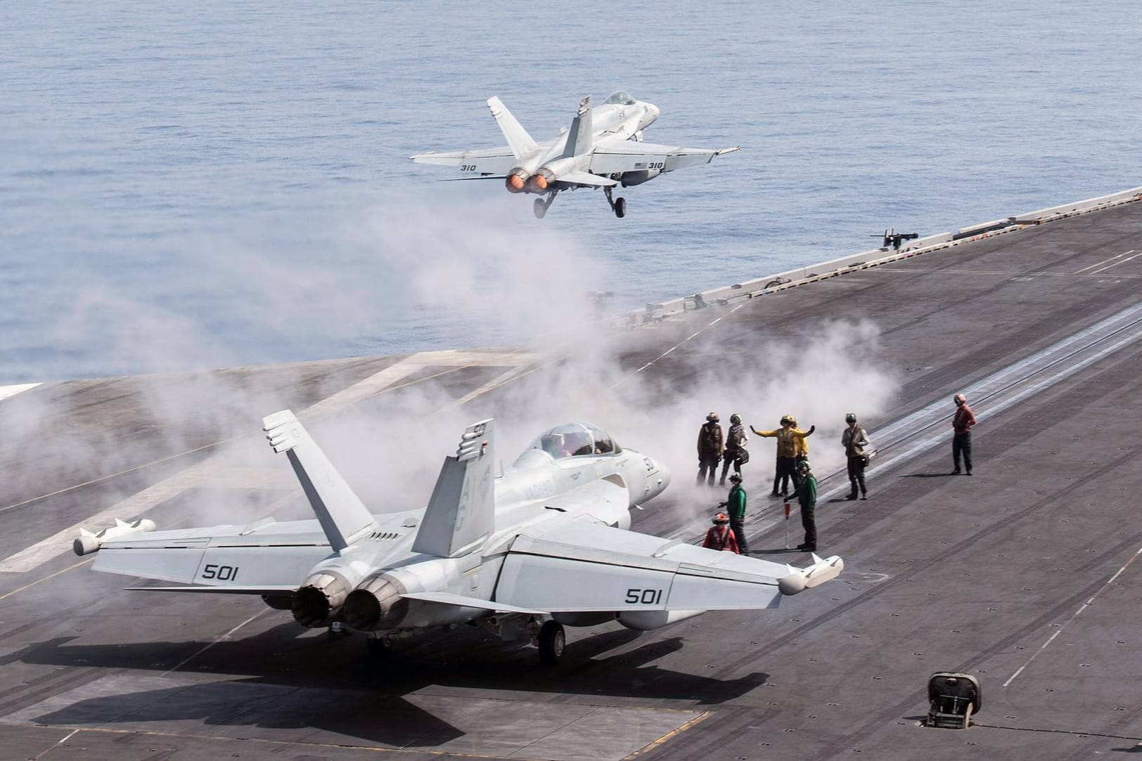 Der Flugzeugträger Harry S. Truman im Mittelmeer: Offiziell kämpfen die USA in Syrien nur gegen die Terrormiliz "Islamischer Staat".