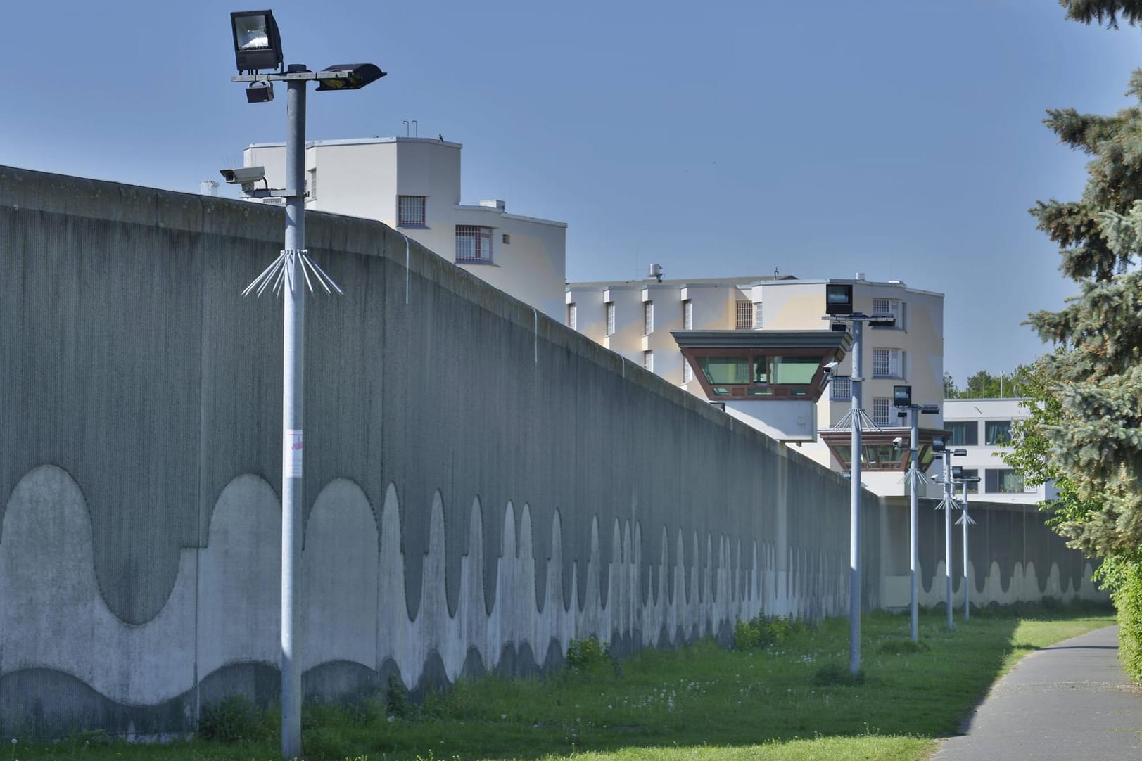 Die Justizvollzugsanstalt Berlin-Tegel: Seit Donnerstagmorgen wird dort ein Häftling vermisst. Reinickendorf Berlin Deutschland Justizvollzug