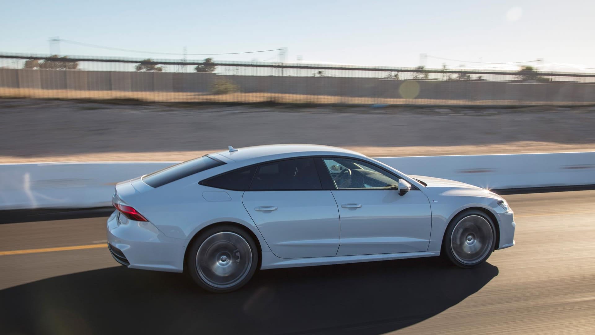 Coupélinie und vier Türen: Der Audi A7 bietet maximal 1.390 Liter Volumen im variablen Kofferraum. Coupélinie und vier Türen: Der Audi A7 bietet maximal 1.390 Liter Volumen im variablen Kofferraum.