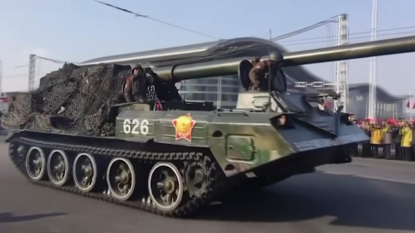 Militärfahrzeuge in den Straßen von Pjöngjang: Einen Tag vor der Eröffnung der Olympischen Winterspiele in Südkorea hat in der nordkoreanischen Hauptstadt eine Militärparade stattgefunden.