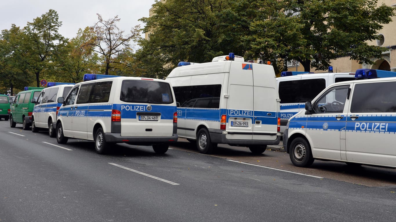 Bundespolizei und Zoll bei einer Razzia in Berlin: Die Einsatzkräfte gingen mit einem Großaufgebot gegen Betrüger vor.