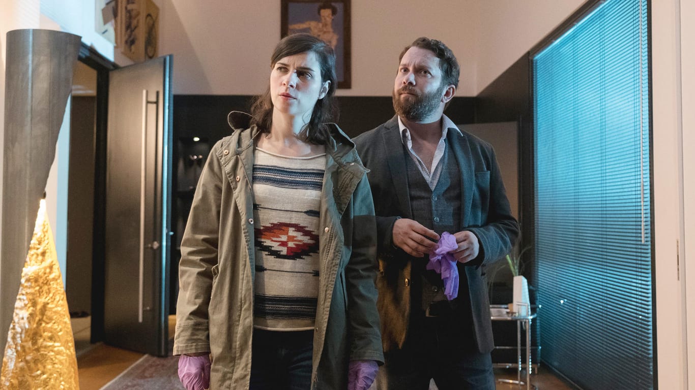 Die Kriminalhauptkommissare Kira Dorn (Nora Tschirner) und Lessing (Christian Ulmen) am Tatort, und eine "Schiele" schaut ihnen zu.