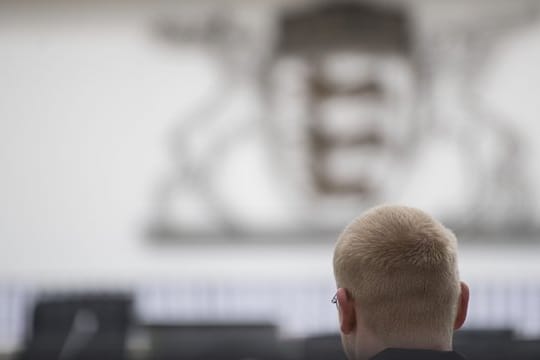 Der Hauptangeklagte im Prozess gegen die Betreiber des Neonazi-Portals Altermedia im Gerichtssaal des Oberlandesgerichts Stuttgart.