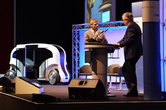Dudenhöffer (links) und Daum: Die Autoexperten diskutieren über die kommende Generation der Nutzfahrzeuge.