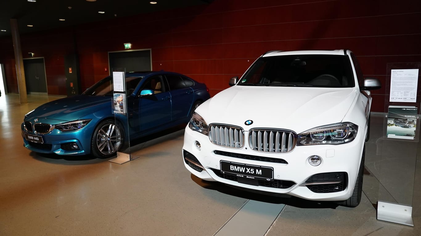 BMW 440i (links) und BMW X5 M: Die Hersteller präsentieren auf dem Symposium ihre Vorstellung der künftigen Mobilität.