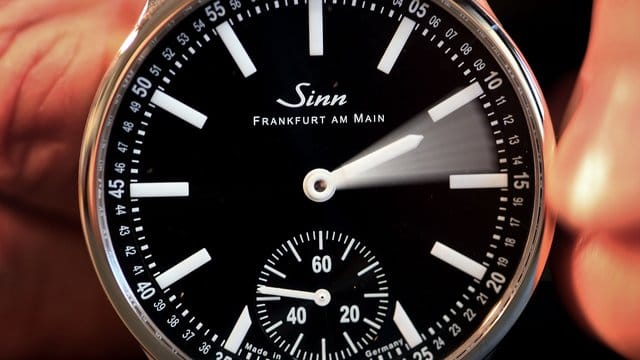 Armbanduhr wird umgestellt. Armbanduhr wird umgestellt.