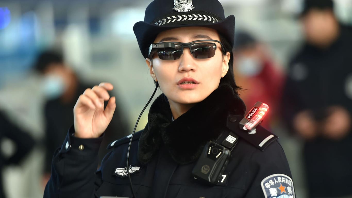 Eine chinesische Polizistin mit einer Datenbrille