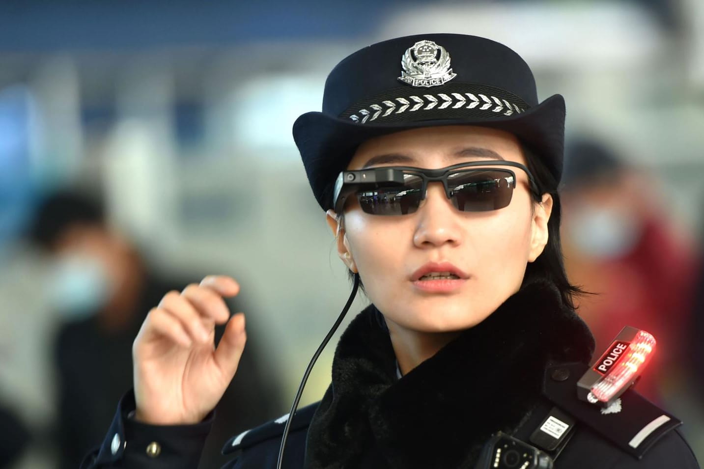 Eine chinesische Polizistin mit einer Datenbrille