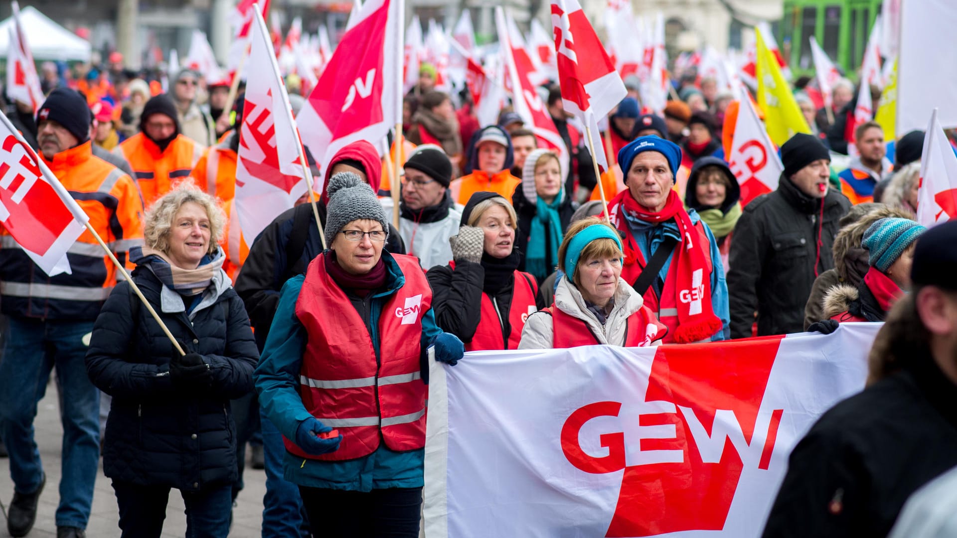 Länderbeschäftigte streiken in Hannover (Niedersachsen): Verdi fordert mehr Lohn für Bundes- und Kommunenbeschäftigte. Länderbeschäftigte streiken in Hannover (Niedersachsen): Verdi fordert mehr Lohn für Bundes- und Kommunenbeschäftigte.