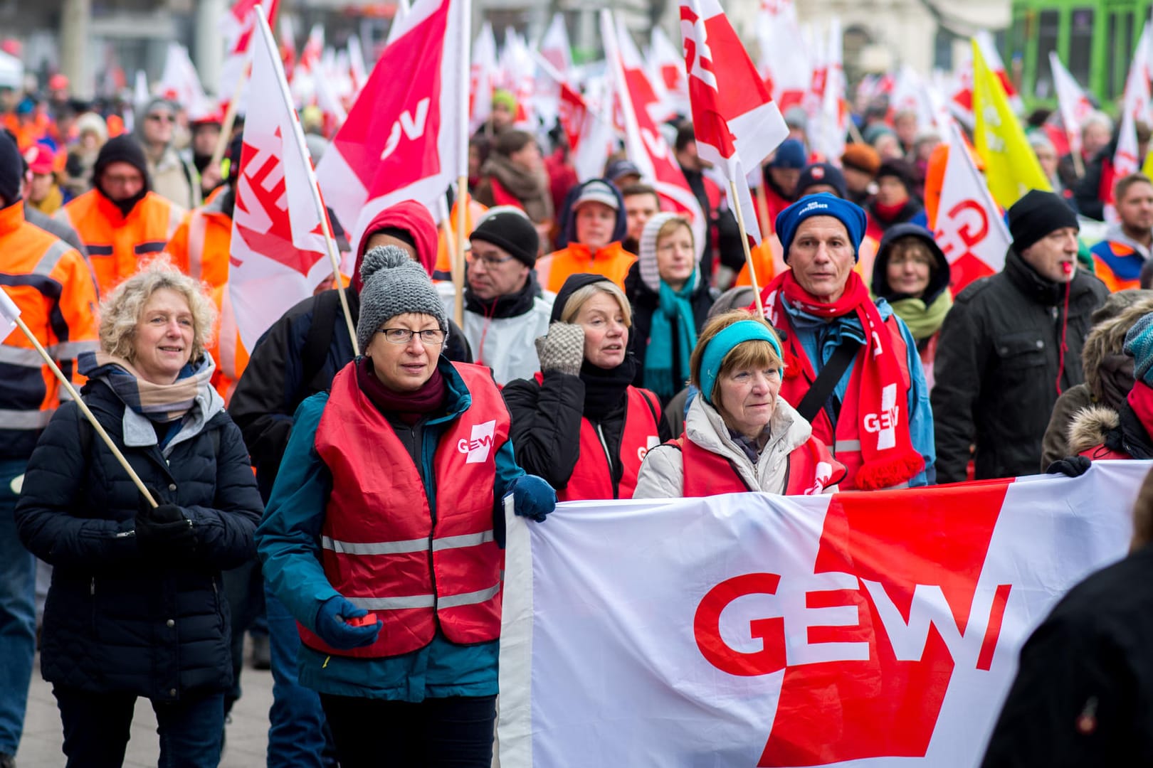 Länderbeschäftigte streiken in Hannover (Niedersachsen): Verdi fordert mehr Lohn für Bundes- und Kommunenbeschäftigte.