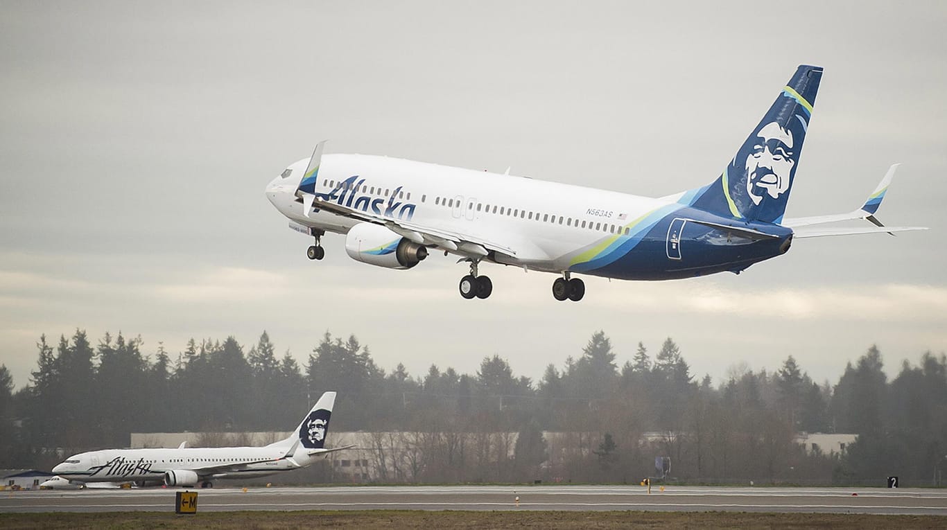 Boeing 737-800 von Alaska Airlines beim Start: Passagier zieht sich nackt bei US-Flug aus.