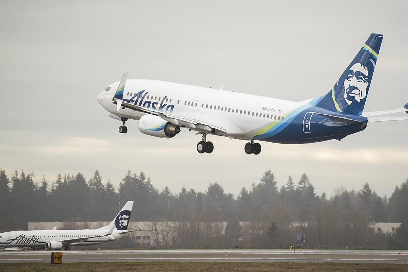 Boeing 737-800 von Alaska Airlines beim Start: Passagier zieht sich nackt bei US-Flug aus.