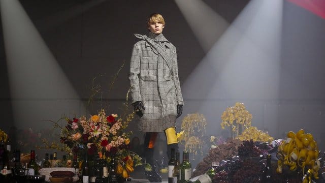 Für seine Catwalk-Gestaltung hat Raf Simons auf die Stillleben niederländischer Meister des 17.