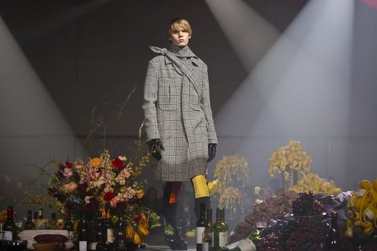 Für seine Catwalk-Gestaltung hat Raf Simons auf die Stillleben niederländischer Meister des 17.