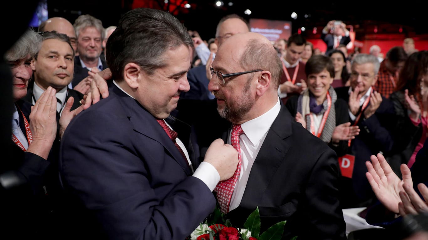 März 2017 in Berlin: Gabriel gratuliert Martin Schulz zur Wahl zum neuen Parteichef.