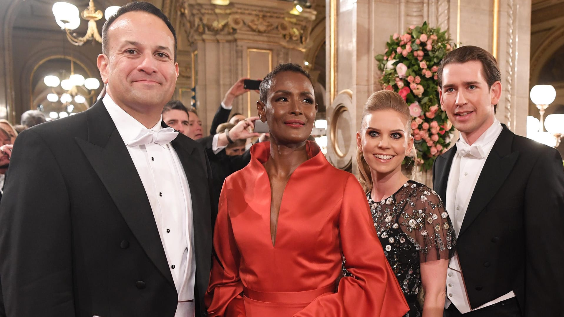 Der irische Ministerpräsident Leo Varadkar, Autorin Waris Dirie, Susanne Thier und Bundeskanzler Sebastian Kurz beim Wiener Opernball.