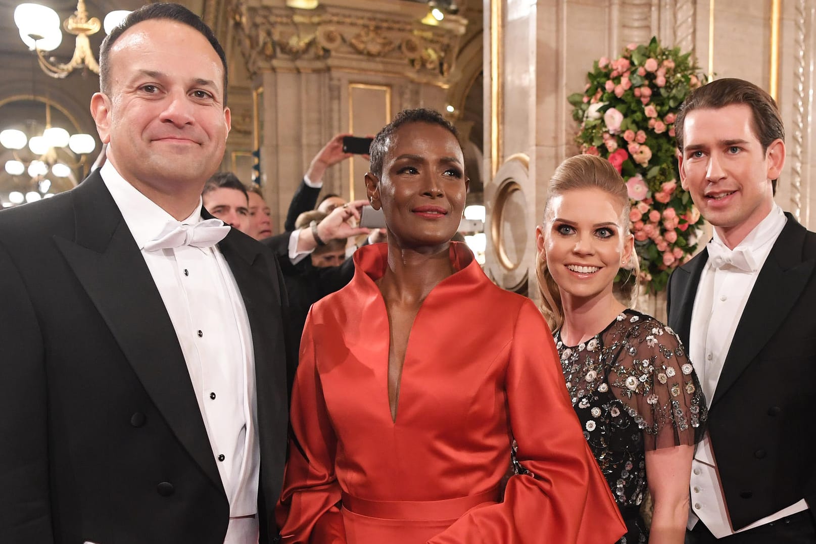 Der irische Ministerpräsident Leo Varadkar, Autorin Waris Dirie, Susanne Thier und Bundeskanzler Sebastian Kurz beim Wiener Opernball.