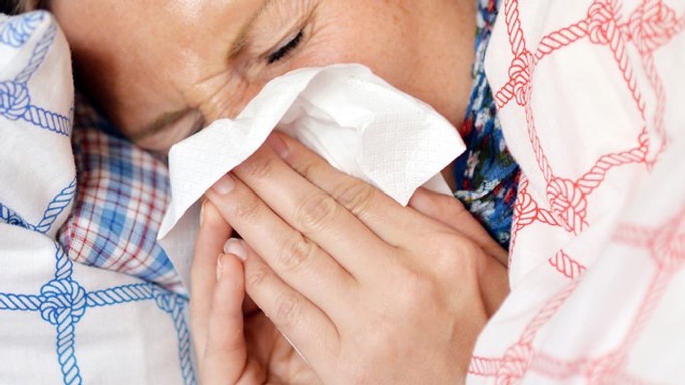 Frierend und schniefend im Bett: In der vergangenen Woche stieg die Zahl der Grippefälle deutlich an.