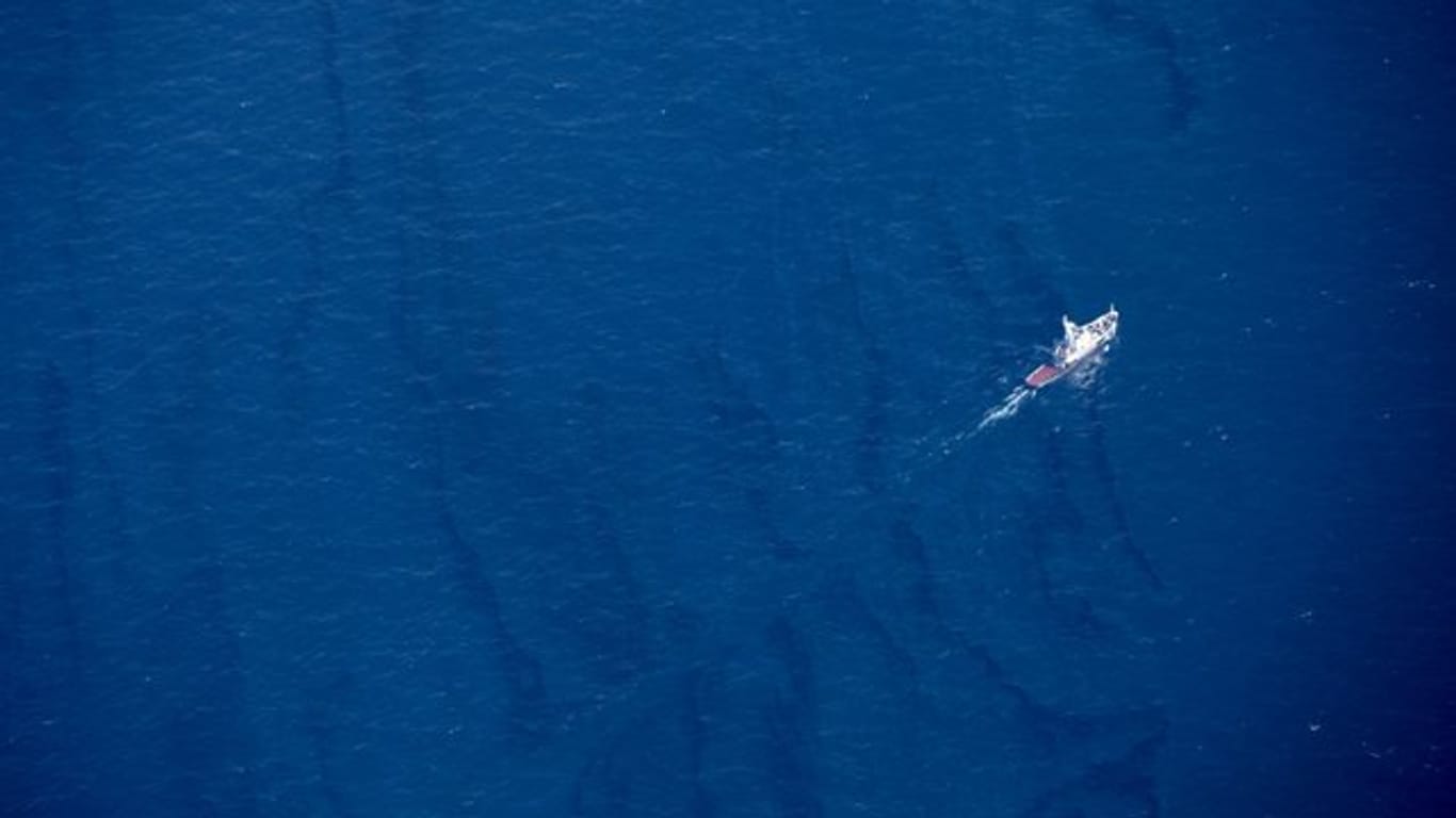 Schlieren auf der Oberfläche: Ölteppich im Ostchinesischen Meer, der von dem versunkenen iranischen Öltanker "Sanchi" stammt.