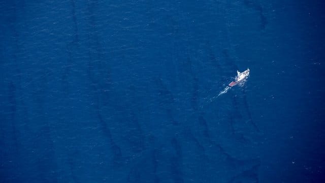 Schlieren auf der Oberfläche: Ölteppich im Ostchinesischen Meer, der von dem versunkenen iranischen Öltanker "Sanchi" stammt. Schlieren auf der Oberfläche: Ölteppich im Ostchinesischen Meer, der von dem versunkenen iranischen Öltanker "Sanchi" stammt.