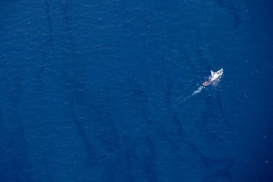 Schlieren auf der Oberfläche: Ölteppich im Ostchinesischen Meer, der von dem versunkenen iranischen Öltanker "Sanchi" stammt.