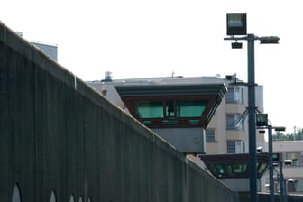 Das Berliner Gefängnis Tegel: Der 24-Jährige Ausbrecher hat die Wärter offenbar mit einer Attrappe aus Kleidung, Stoffresten und Toilettenpapier genarrt.