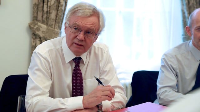 Der britische Minister für den Austritt aus der Europäischen Union, David Davis, beklagte eine "unhöfliche Sprache" aus Brüssel. Der britische Minister für den Austritt aus der Europäischen Union, David Davis, beklagte eine "unhöfliche Sprache" aus Brüssel.