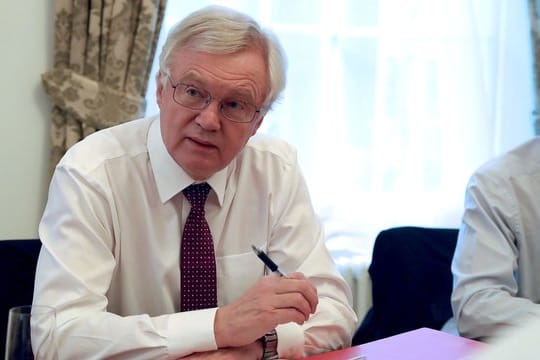 Der britische Minister für den Austritt aus der Europäischen Union, David Davis, beklagte eine "unhöfliche Sprache" aus Brüssel.