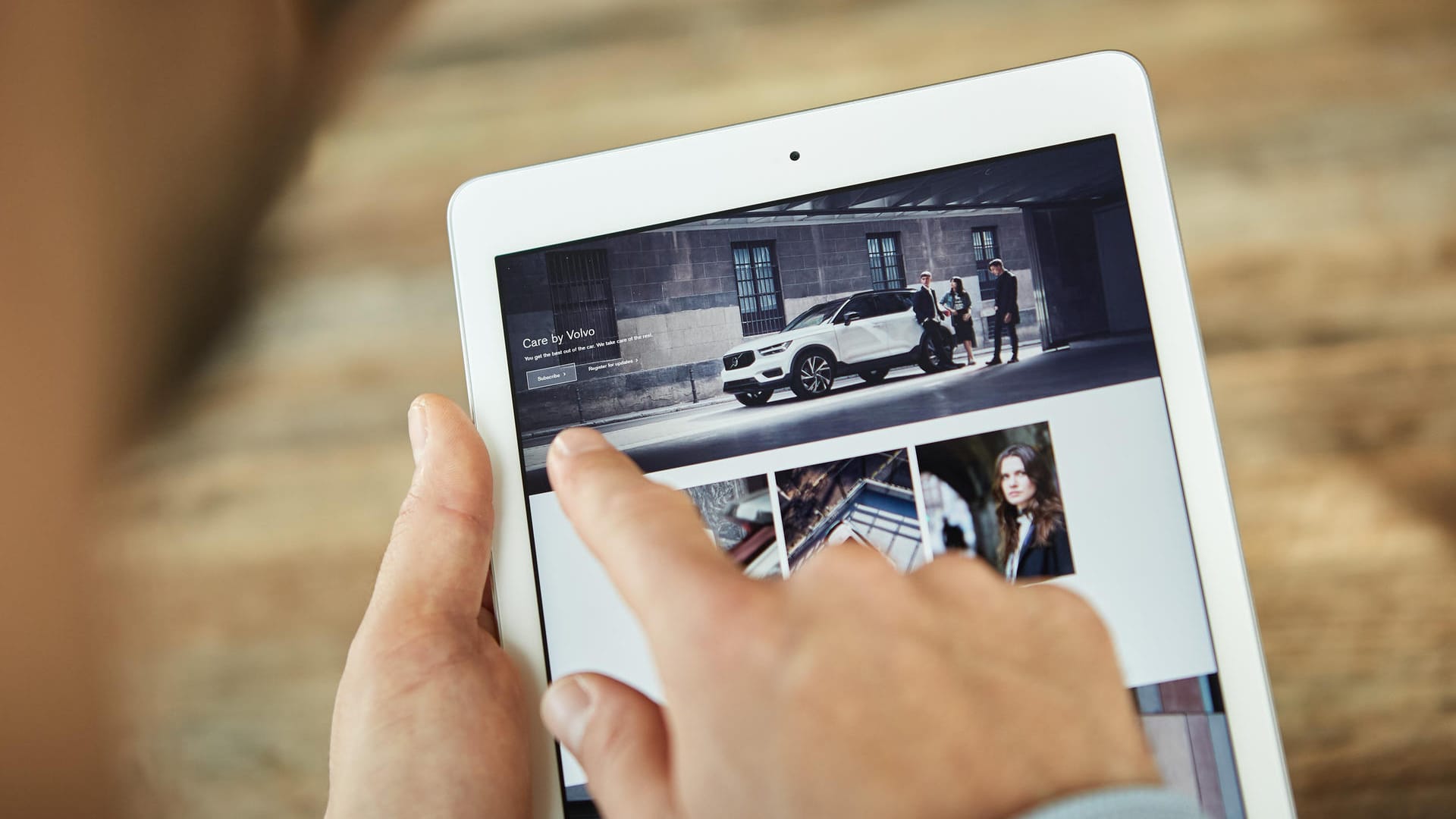 Mann nutzt Autoabo mit App Mann nutzt Autoabo mit App