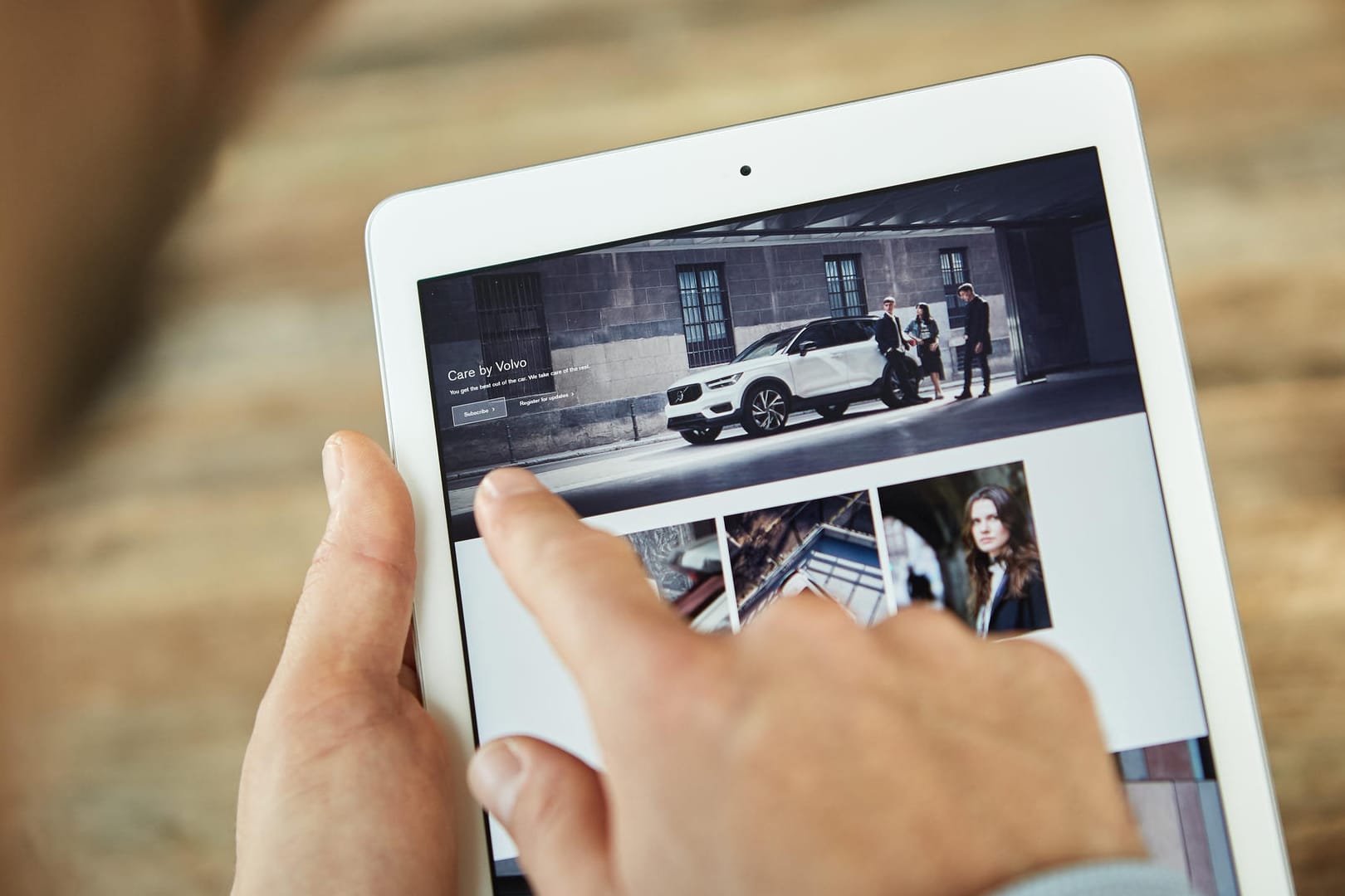 Mann nutzt Autoabo mit App