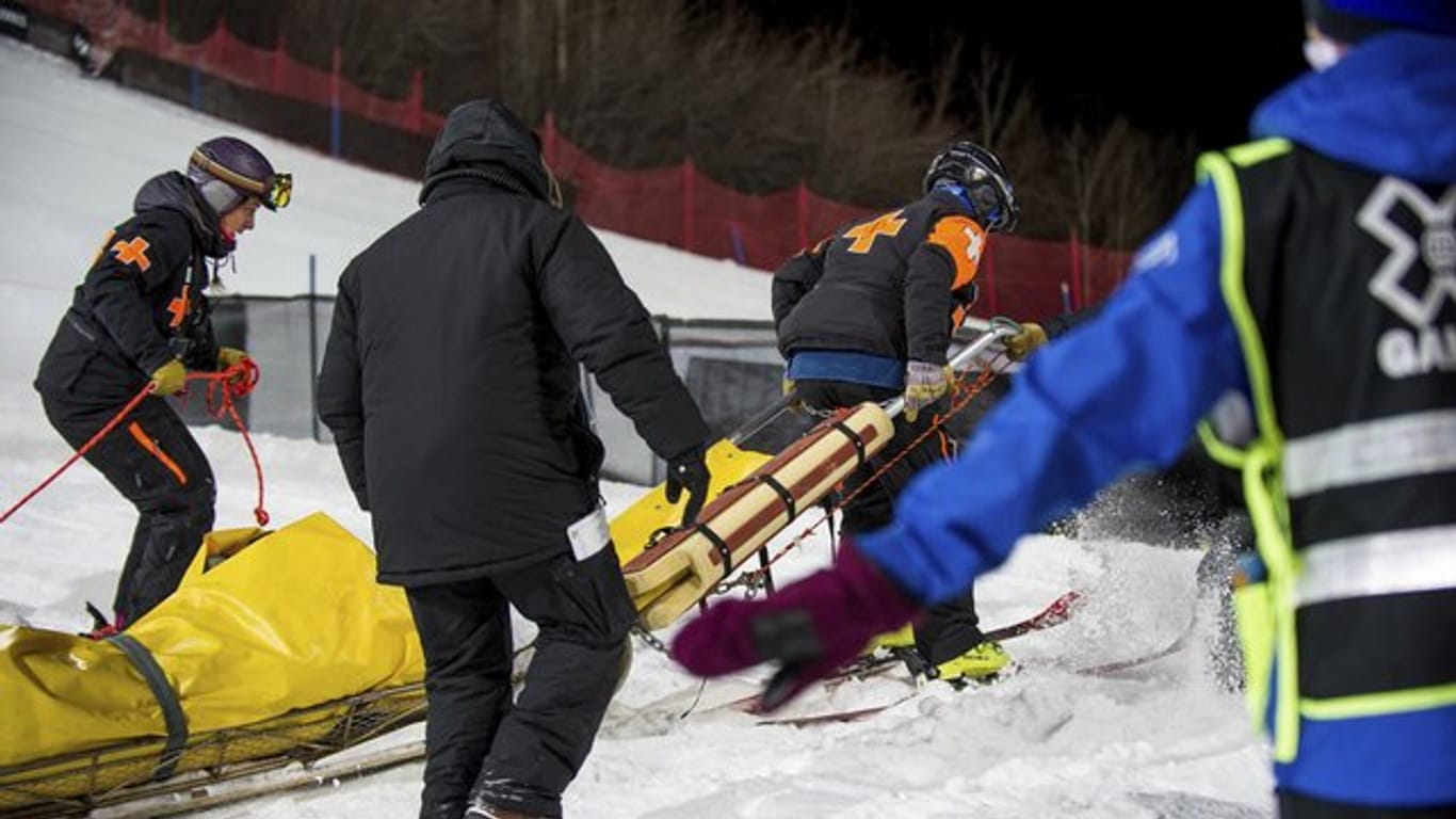 Snowboarder Iouri Podladtchikov wird nach Sturz abtransportiert.
