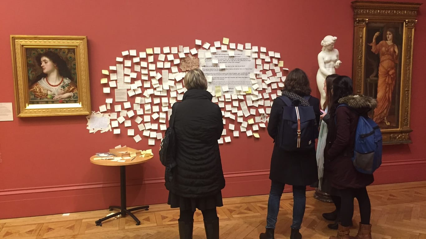 Zettel statt Nymphen: Das Museum in Manchester hängte das Waterhouse-Gemälde für einige Zeit ab. Stattdessen sollte eine Sexismus-Debatte geführt werden.