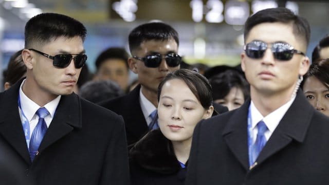 Begleitet von Personenschützern kommt Kim Yo Jong, die jüngere Schwester von Nordkoreas Machthaber, auf dem Jinbu-Bahnhof von Pyeongchang an. Begleitet von Personenschützern kommt Kim Yo Jong, die jüngere Schwester von Nordkoreas Machthaber, auf dem Jinbu-Bahnhof von Pyeongchang an.