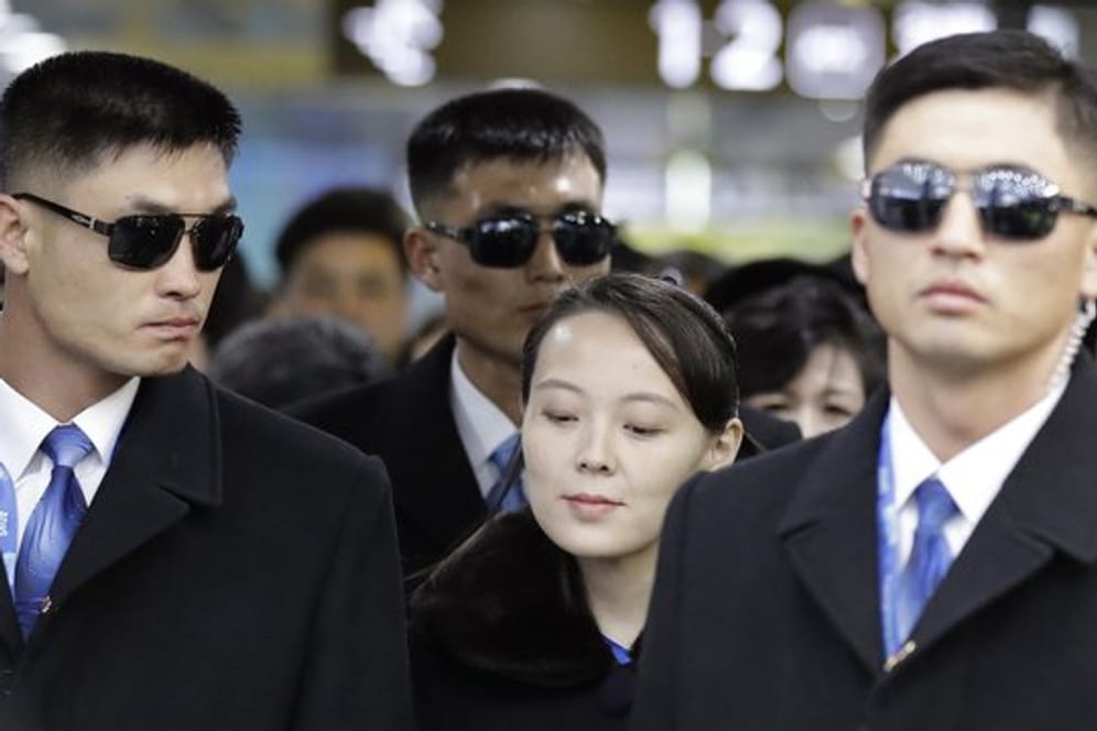 Begleitet von Personenschützern kommt Kim Yo Jong, die jüngere Schwester von Nordkoreas Machthaber, auf dem Jinbu-Bahnhof von Pyeongchang an.