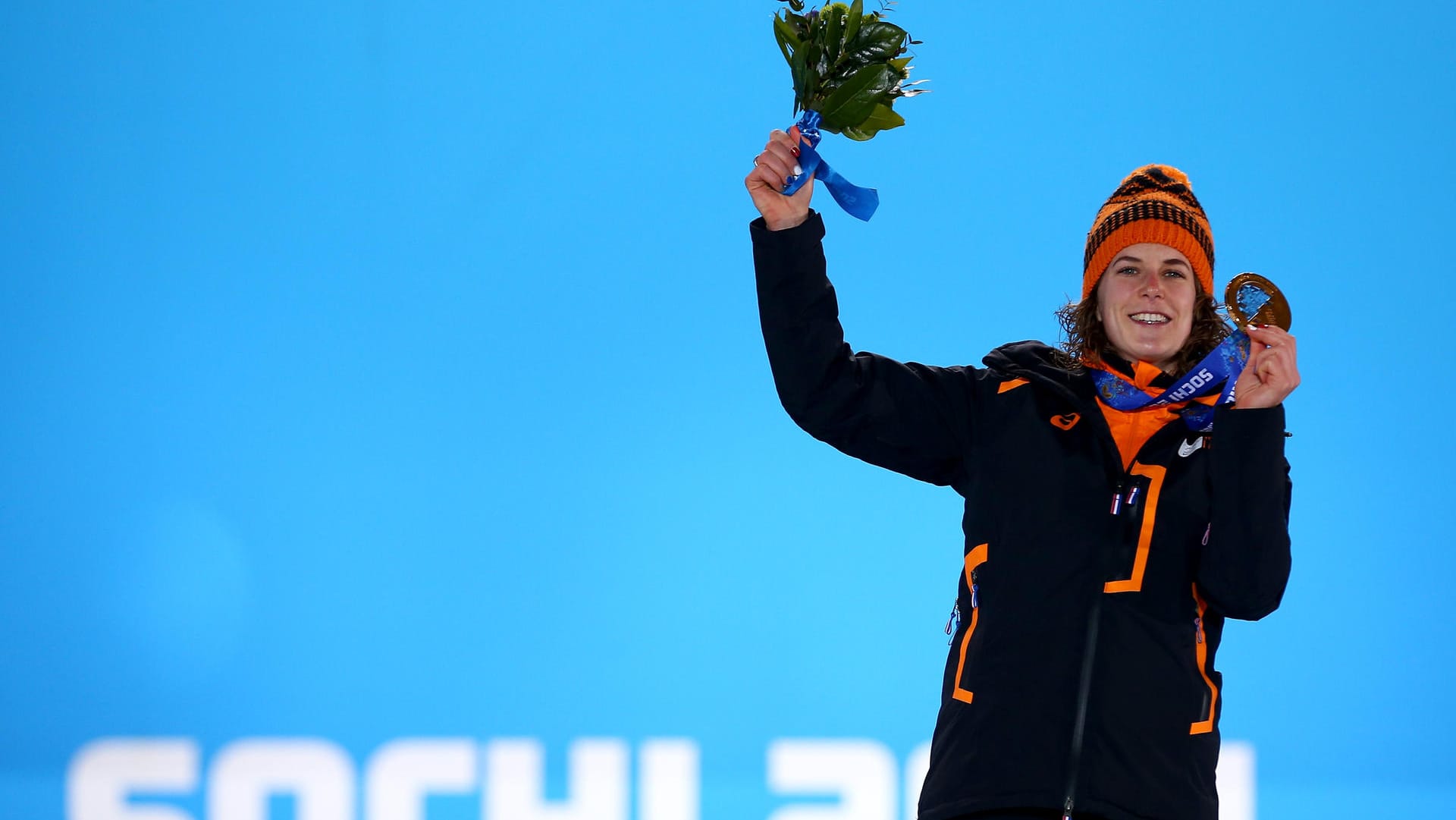 Ireen Wüst bei der Medaillenzeremonie für 3000 Meter in Sotschi 2014.