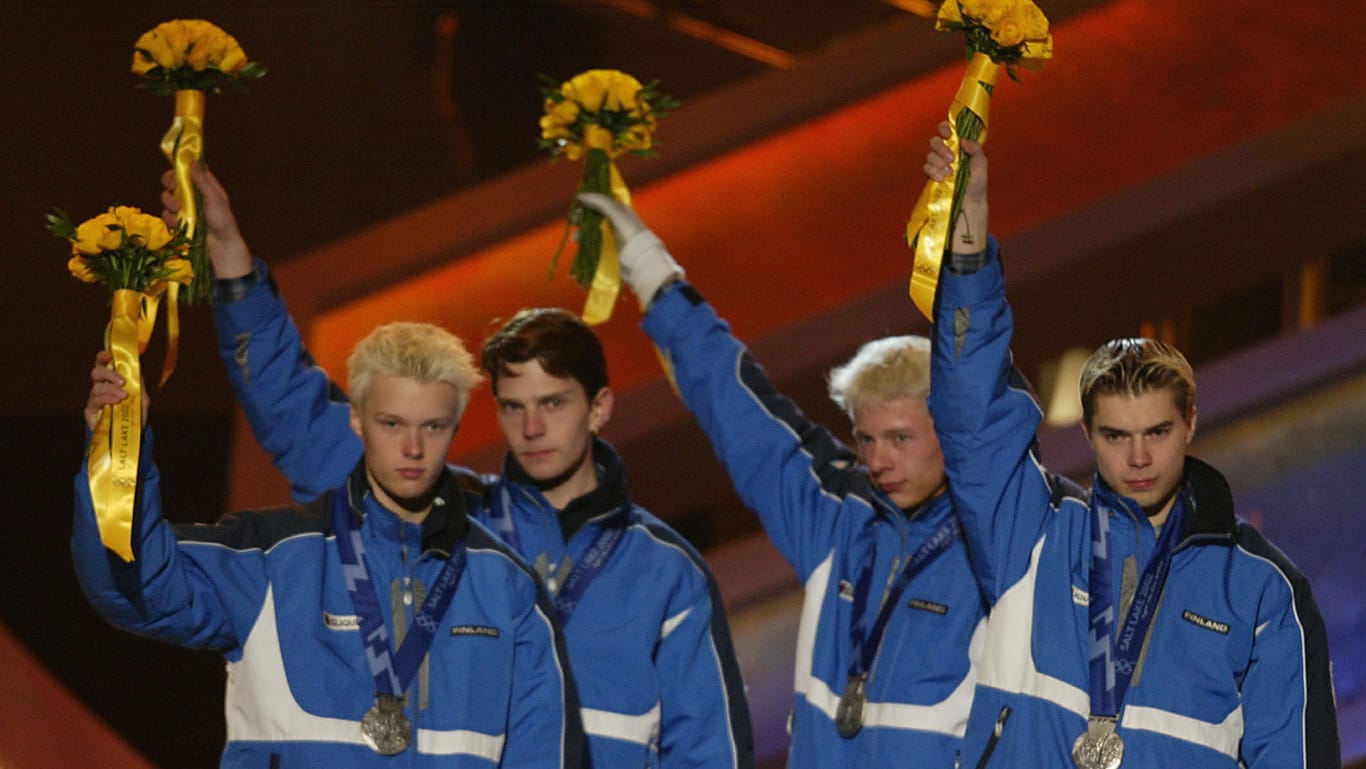 Janne Ahonen (zweiter von links) zusammen mit Matti Hautamaeki, Veli-matti Lindstroe und Risto Jussilainen als Silbermedaillengewinner 2002 in Salt Lake City, USA.