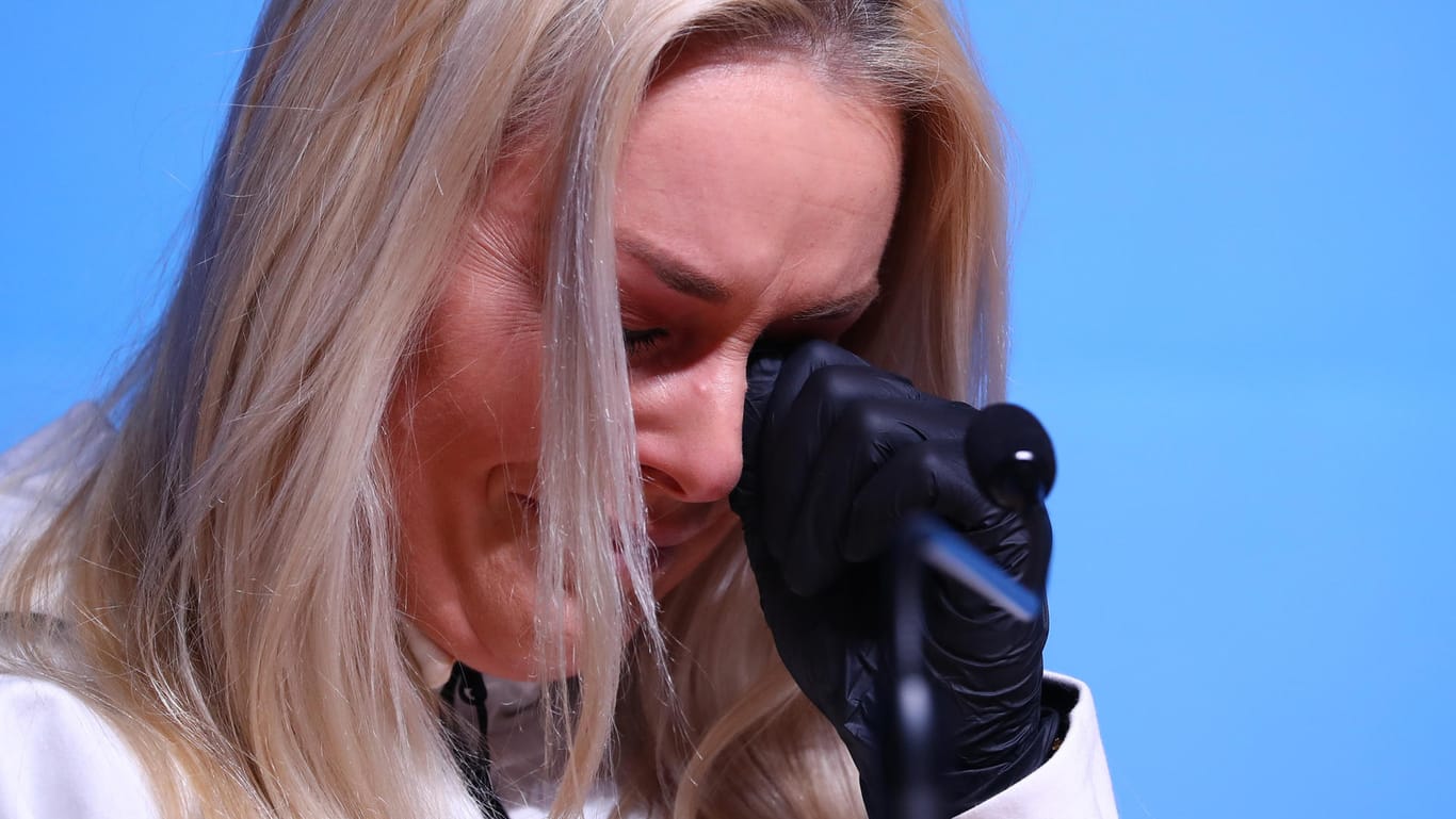 Lindsey Vonn weint während einer Pressekonferenz im Pressezentrum.