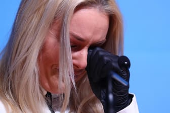 Lindsey Vonn weint während einer Pressekonferenz im Pressezentrum.