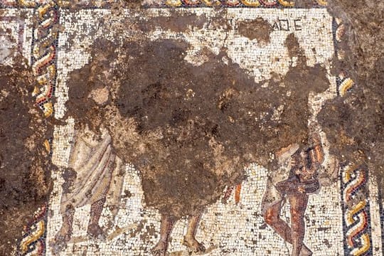 Das seltene römische Steinkunstwerk mit einer Inschrift in altgriechisch ist mehr als 3,5 Meter mal 8 Meter groß.