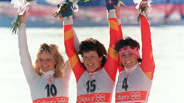 Siegerinnen im Riesenslalom von Calgary 1988: Skistar Vreni Schneider, flankiert von der Schweizer Landsfrau Maria Walliser (rechts) und der Deutschen Christa Kinshofer-Gütlein (links).