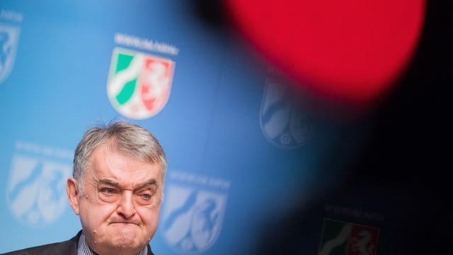 Der nordrhein-westfälische Innenminister Herbert Reul (CDU) will auch potenziell Gefährliche Kinder registrieren lassen. Der nordrhein-westfälische Innenminister Herbert Reul (CDU) will auch potenziell Gefährliche Kinder registrieren lassen.