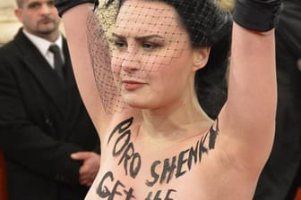 Eine Femen Aktivistin demonstriert im Rahmen des Wiener Opernballes vor Staatsoper mit der Aufschrift "Poroshenko get the fuck out" gegen den Besuch des ukrainischen Staatspräsidenten Poroschenko.