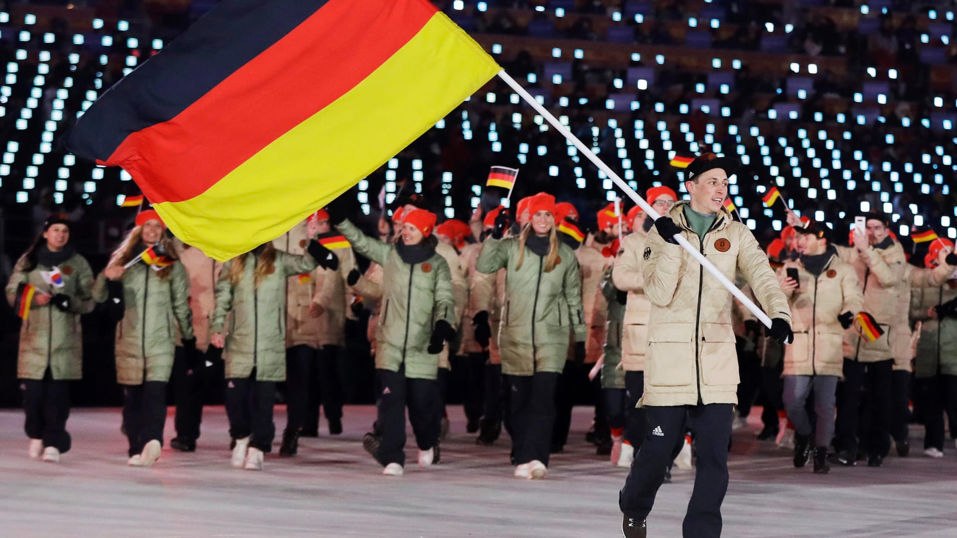 Das Deutsche Team mit Fahnenträger Eric Frenzel (r.) bei der Eröffnungsfeier im Olympiastadion.