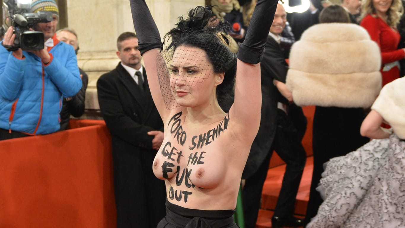 Die Femen-Aktivistin trägt ihre Botschaft auf der nackten Haut.