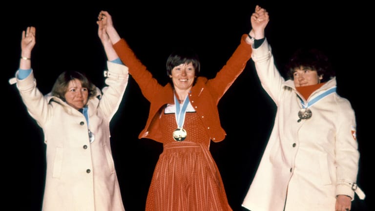 Die österreichische Skilegende Annemarie Moser-Pröll: Goldmedaillengewinnerin in Lake Placid 1980, eingerahmt von Hanni Wenzel (links) und Marie-Theres Nadig (rechts), die Silber und Bronze gewannen.