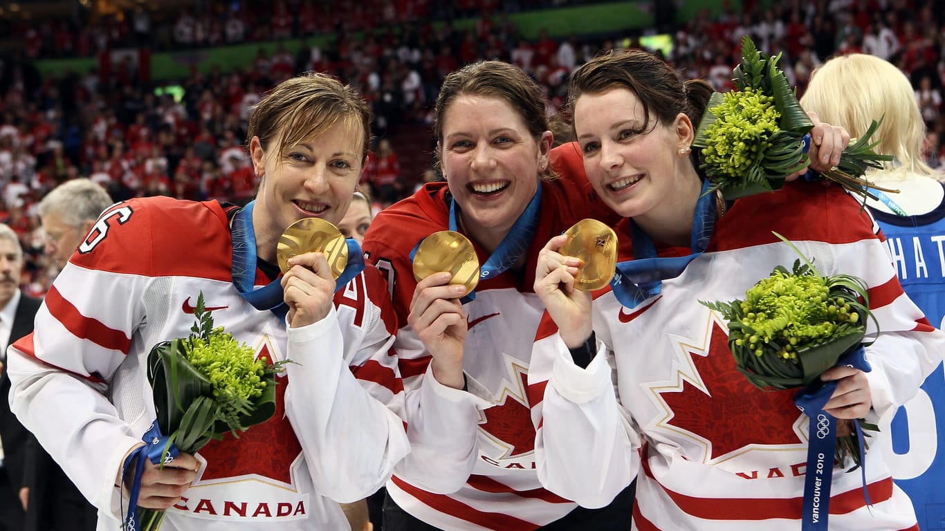 Gold für eine der efolgreichsten Olympiateilnehmerinnen Kanadas: Jayna Hefford mit ihren Mannaschaftskameradinnen Gillian Apps und Catherine Ward (v. l. n. r.) feiern ihre Goldmedaille im Fraueneishockey in Vancouver 2010.
